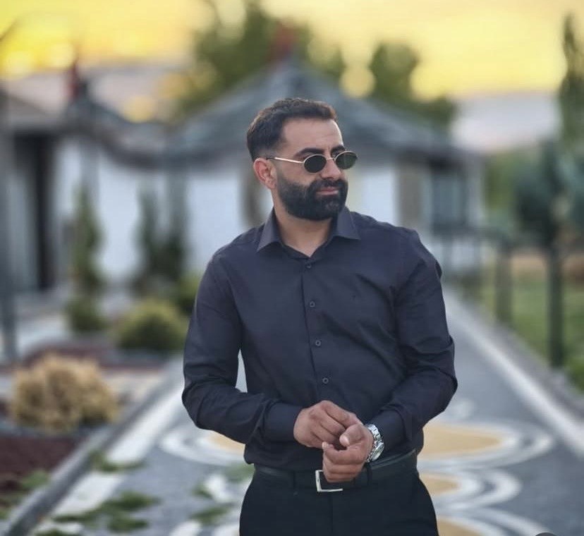 Evde başından silahla vurulmuş halde bulundu