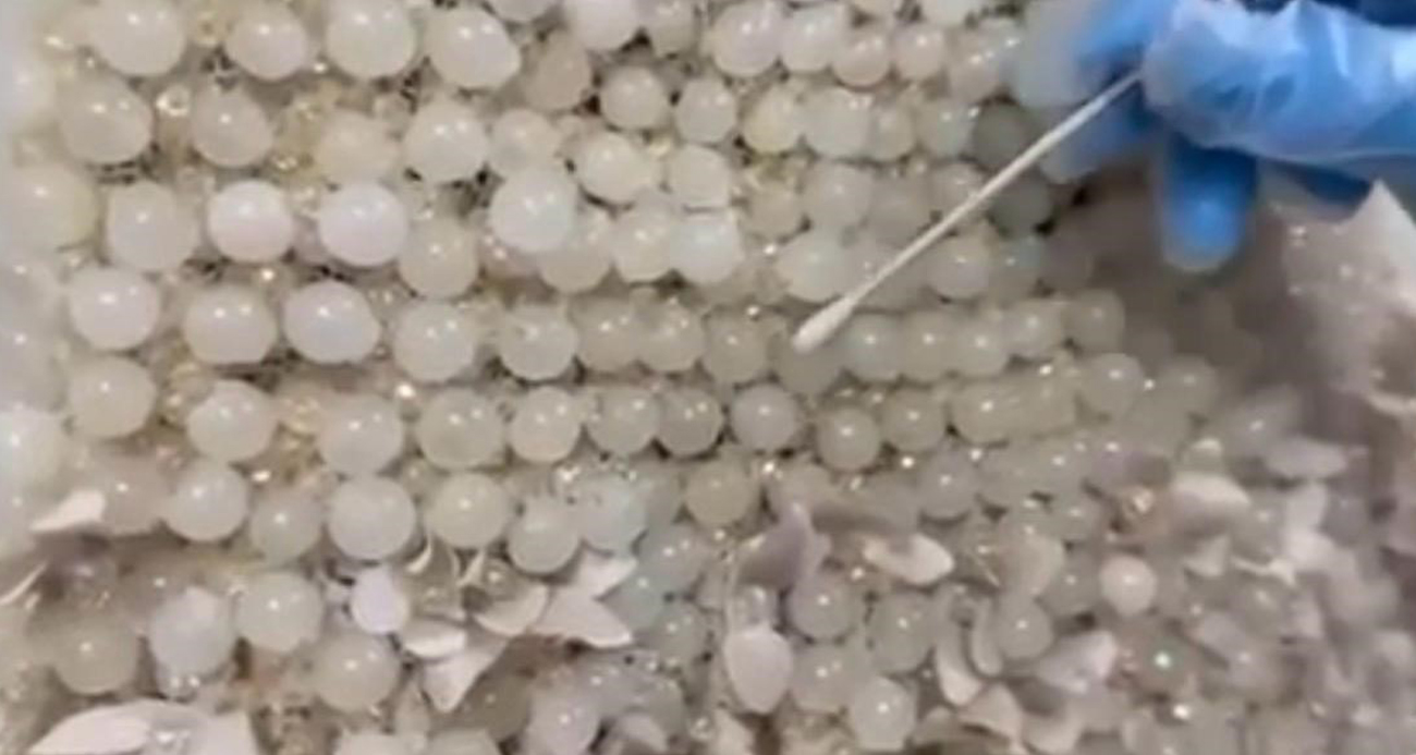 Gelinliğin üzerine boncuk şeklinde işlenmiş 25 kilo uyuşturucu ele geçirildi