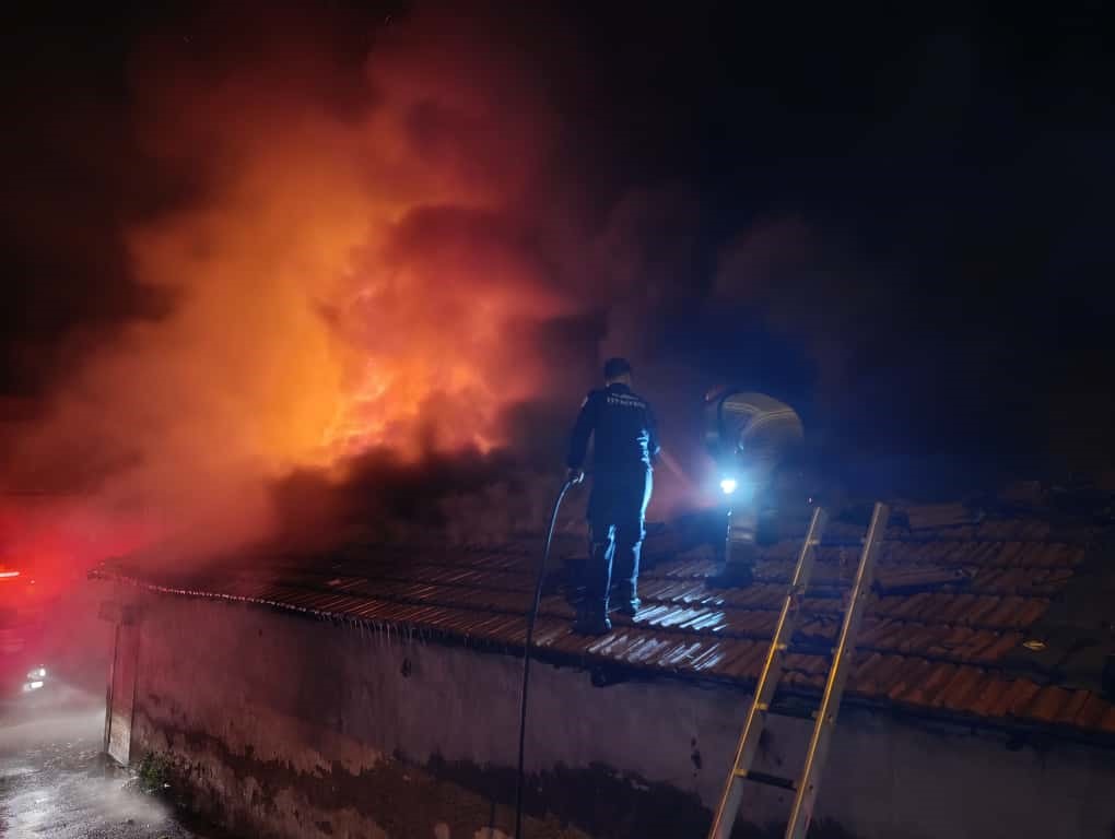 Bursa’da 4 dükkan alevlere teslim oldu