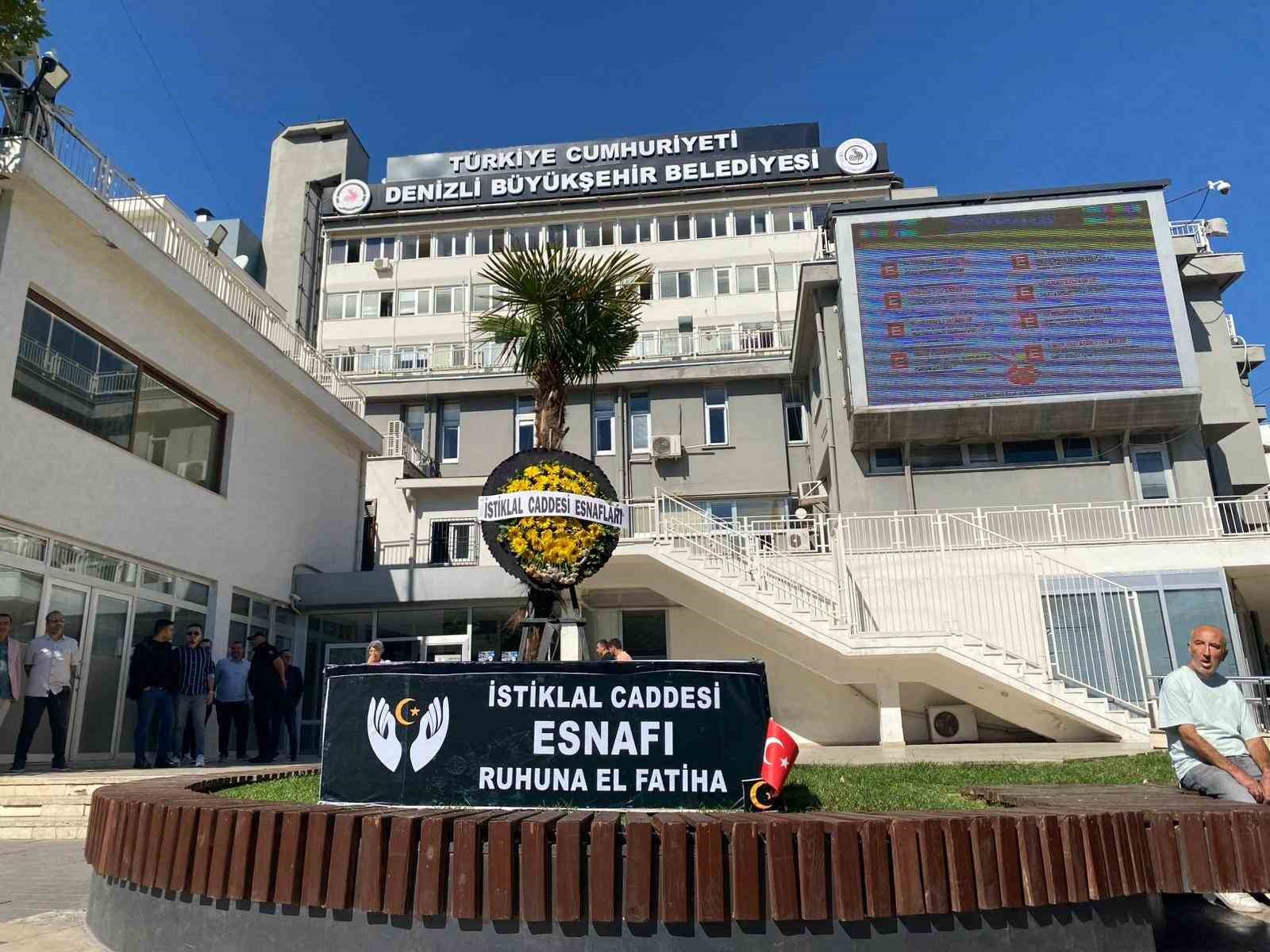 Esnafın tabutu Denizli Büyükşehir Belediyesinin önüne bırakıldı