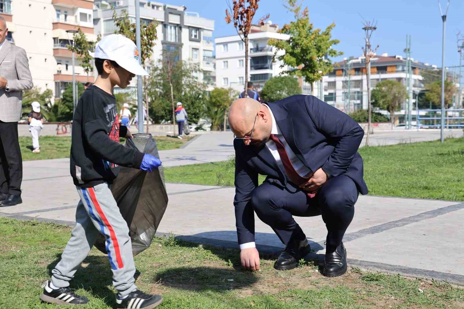 Başkan Türkel, öğrencilerle çöp topladı