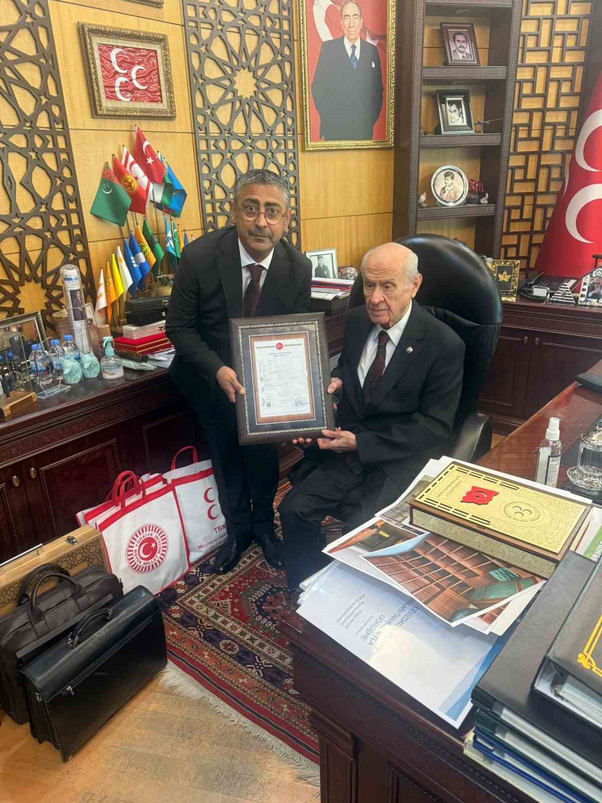 Teşkilat binasının tapusunu Genel Başkan Devlet Bahçeli’ye takdim ettiler