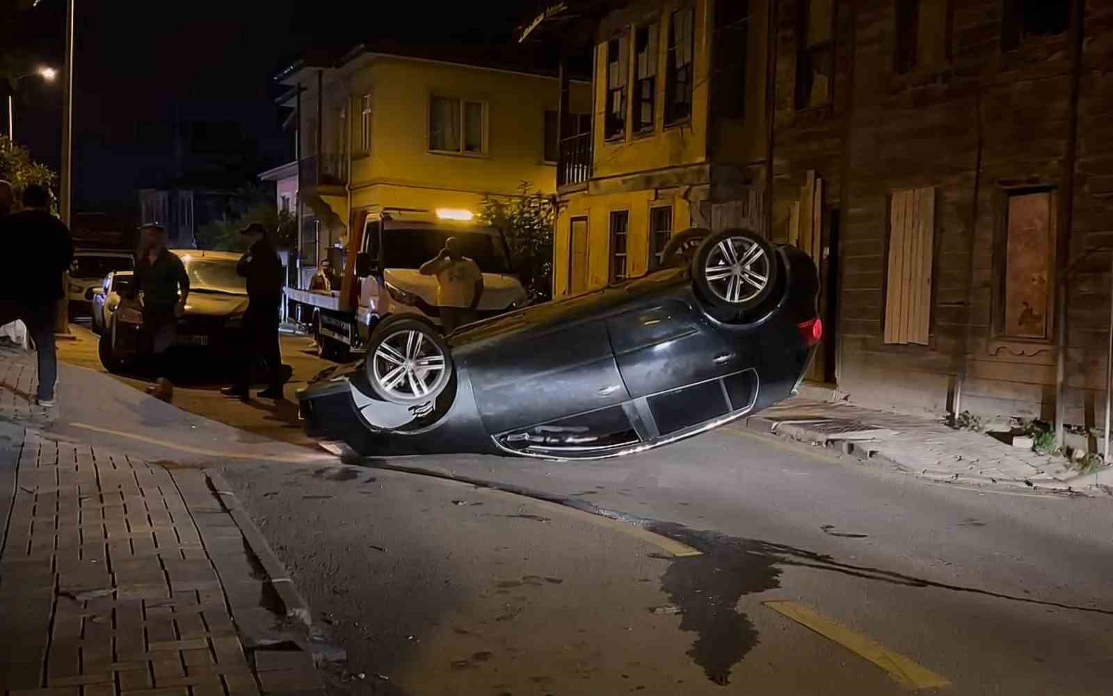 Kaldırıma çarpan otomobil takla attı