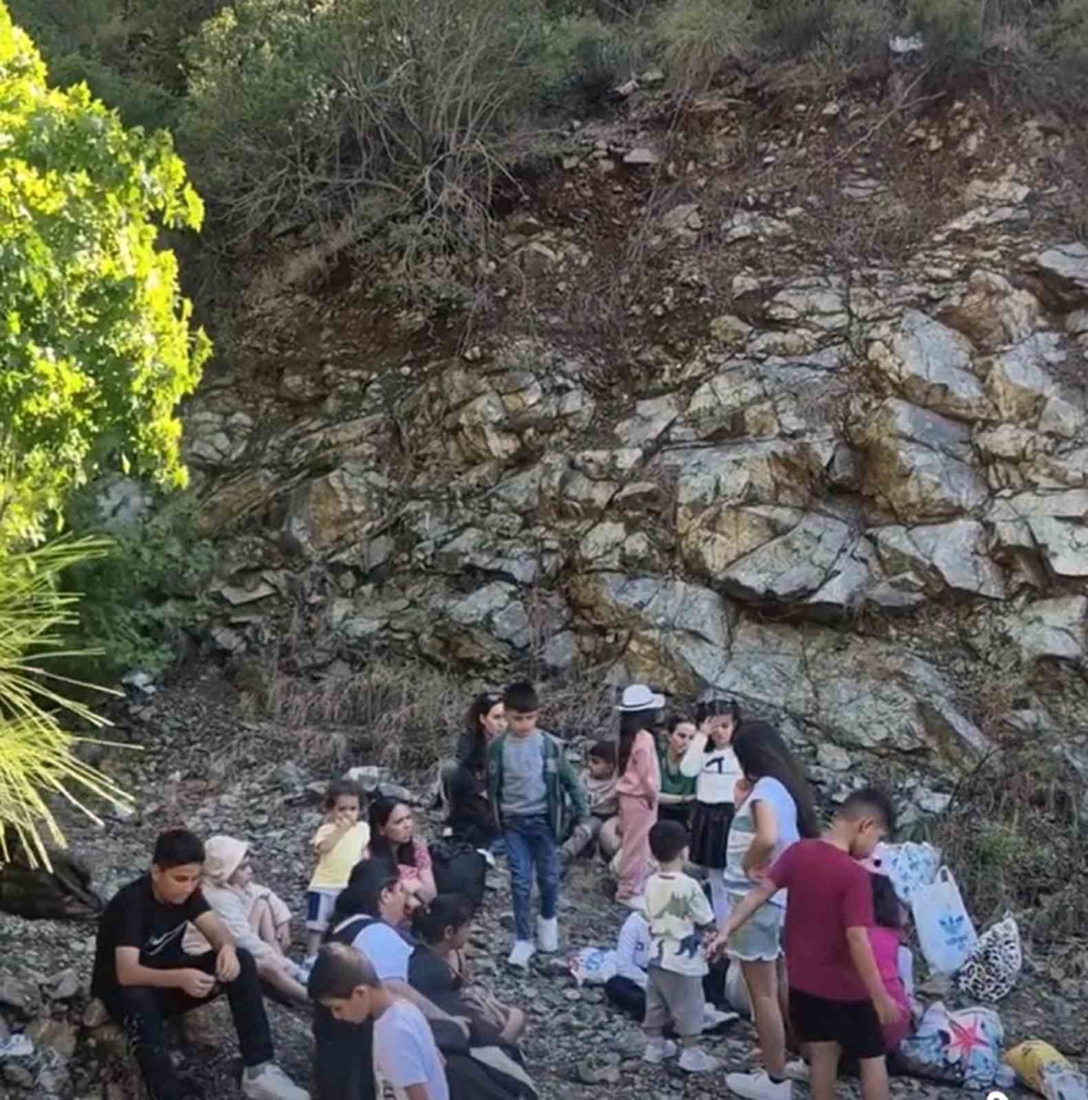Fethiye’de 43’ü çocuk 65 düzensiz göçmen ve 4 göçmen kaçakçısı yakalandı