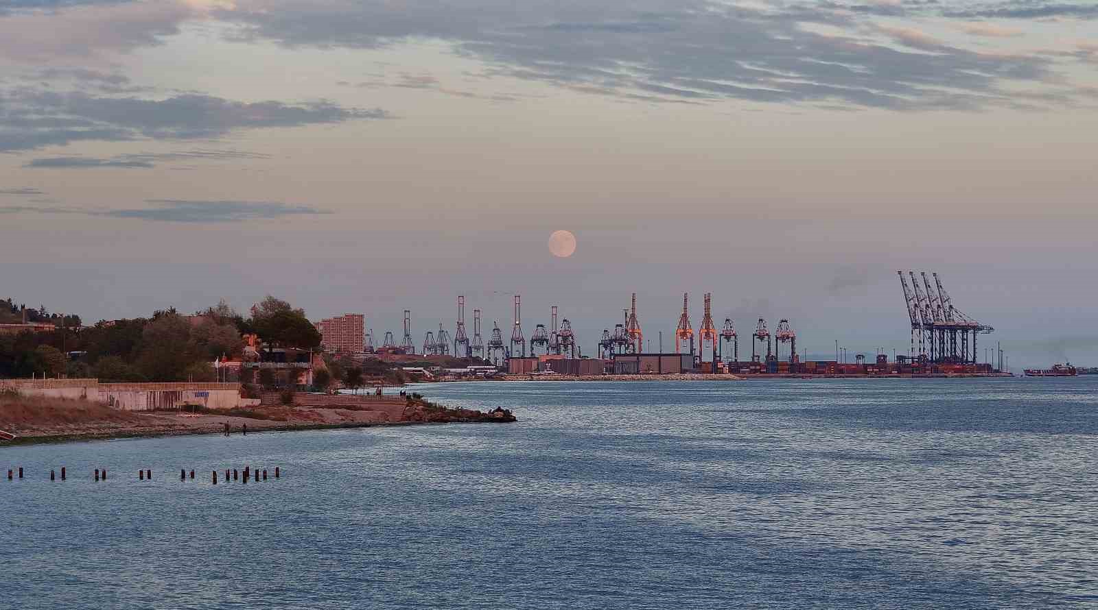 İstanbul’da dolunay Ambarlı limanıyla görüntülendi