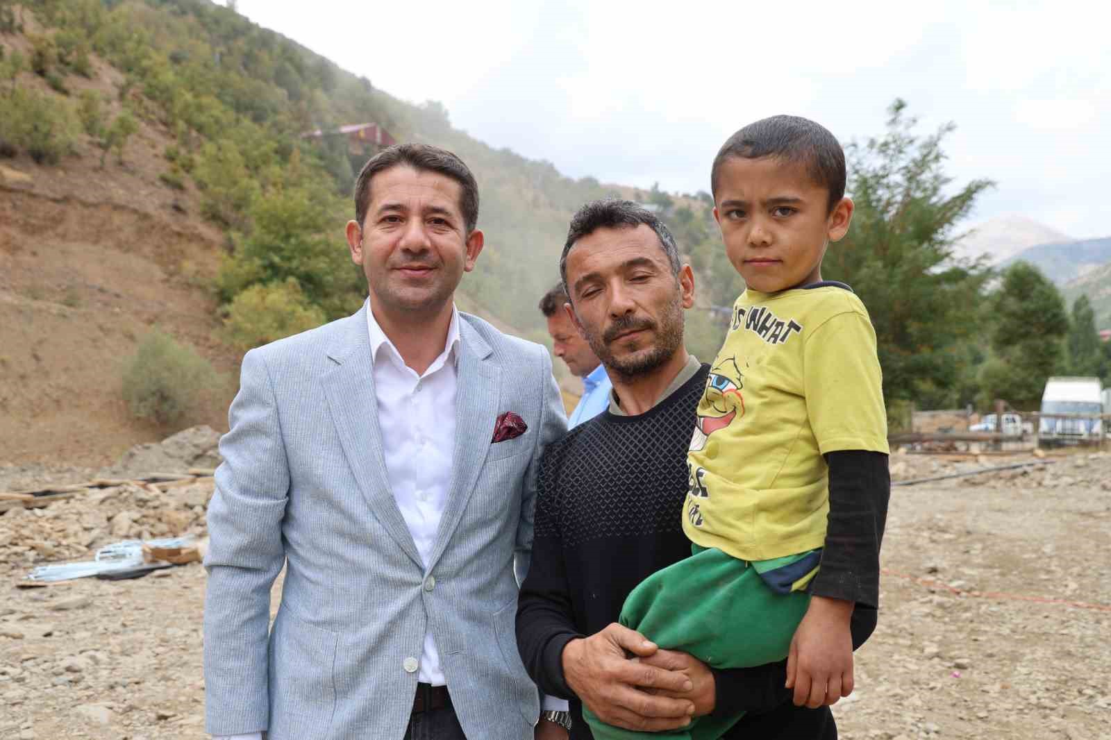 İstanbul’dan dönüp başkan oldu, köyleri modern sahalara kavuşturmaya başladı