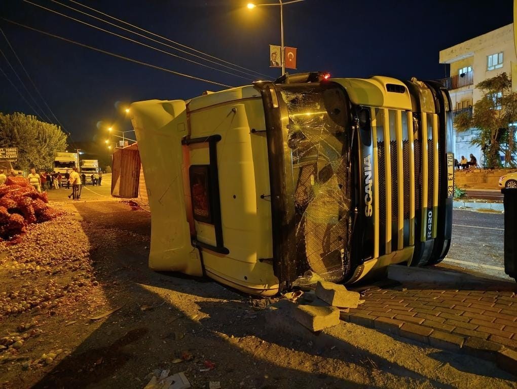 Arızalanan tırdan aşağı indi, hayatını kaybetti