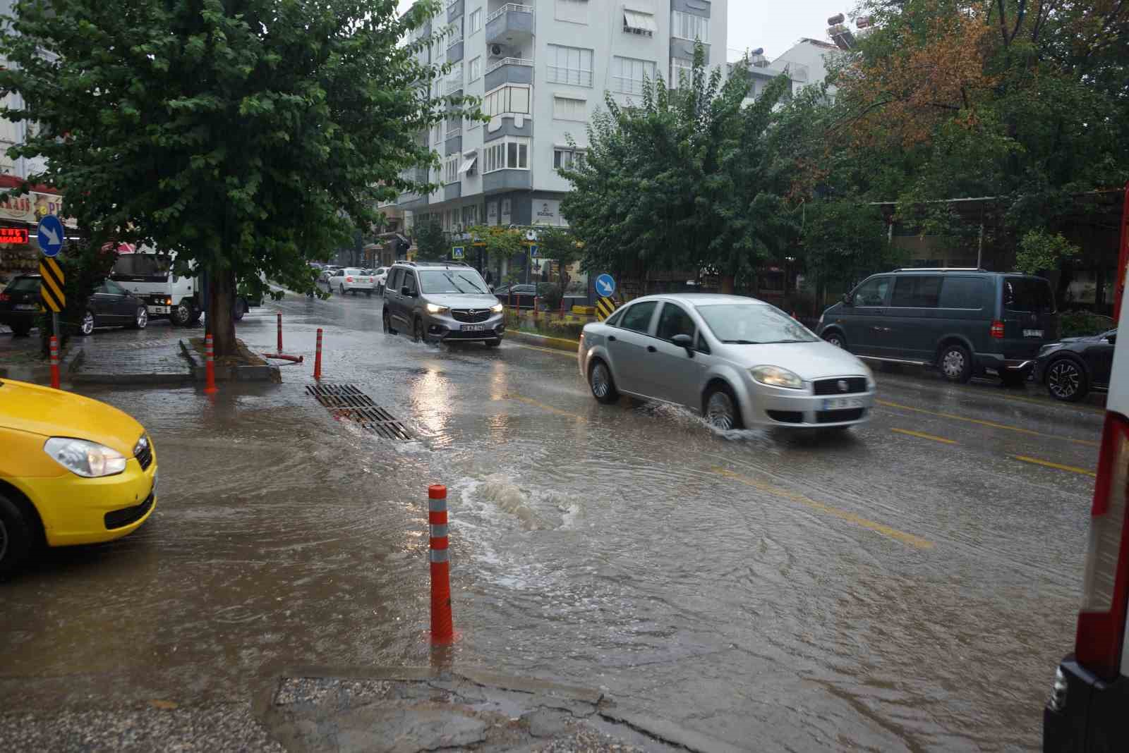 Aydın’da sağanak yağış etkili oluyor