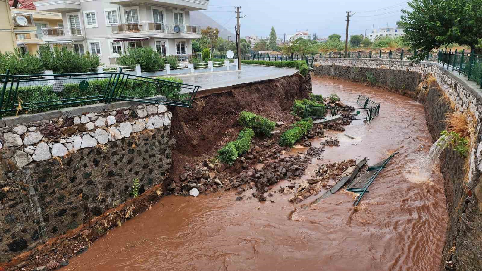 Marmaris’te sağanak yağış hayatı olumsuz etkiledi