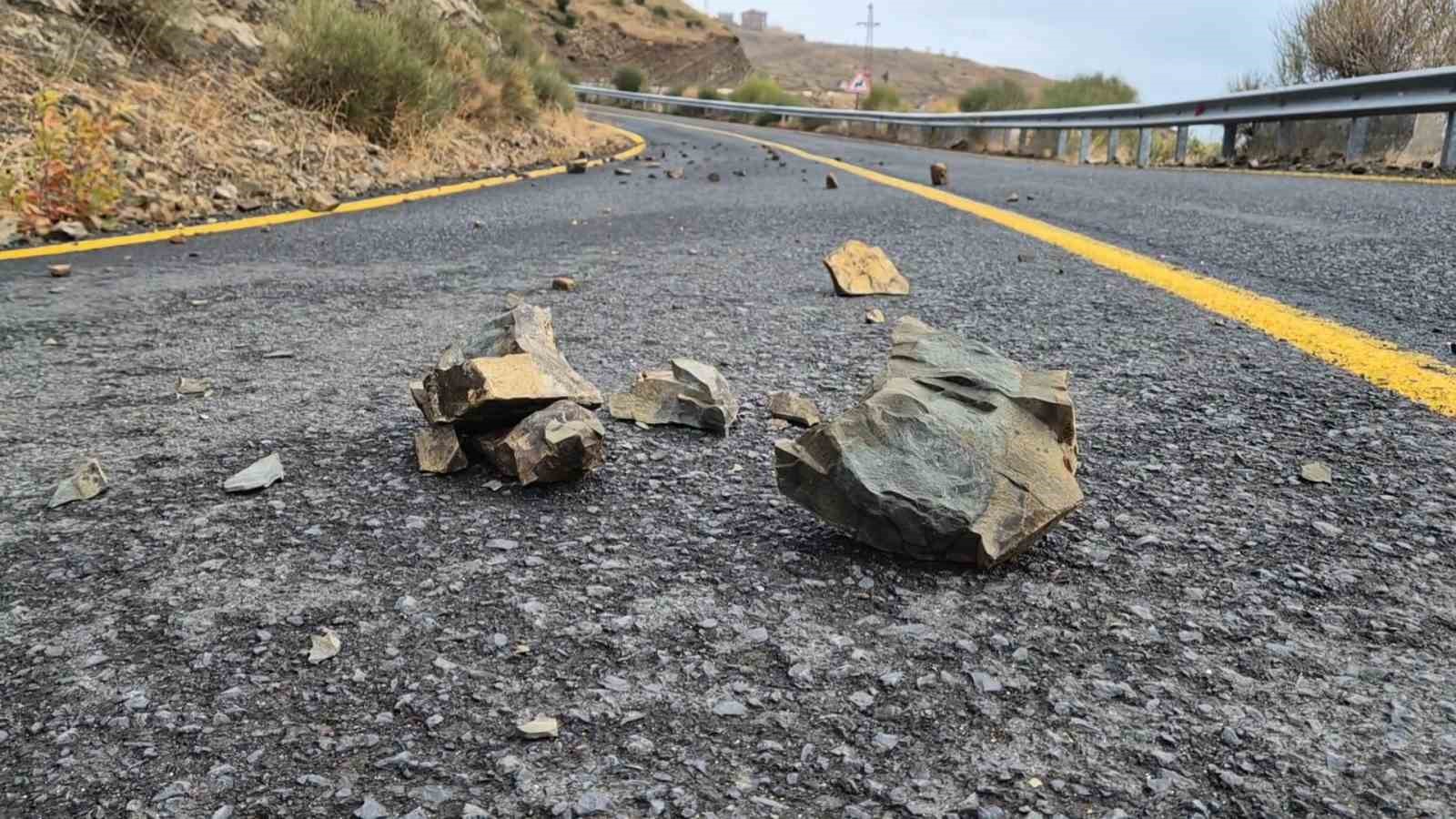 Tekirdağ’da taş ve kayalar yola düştü