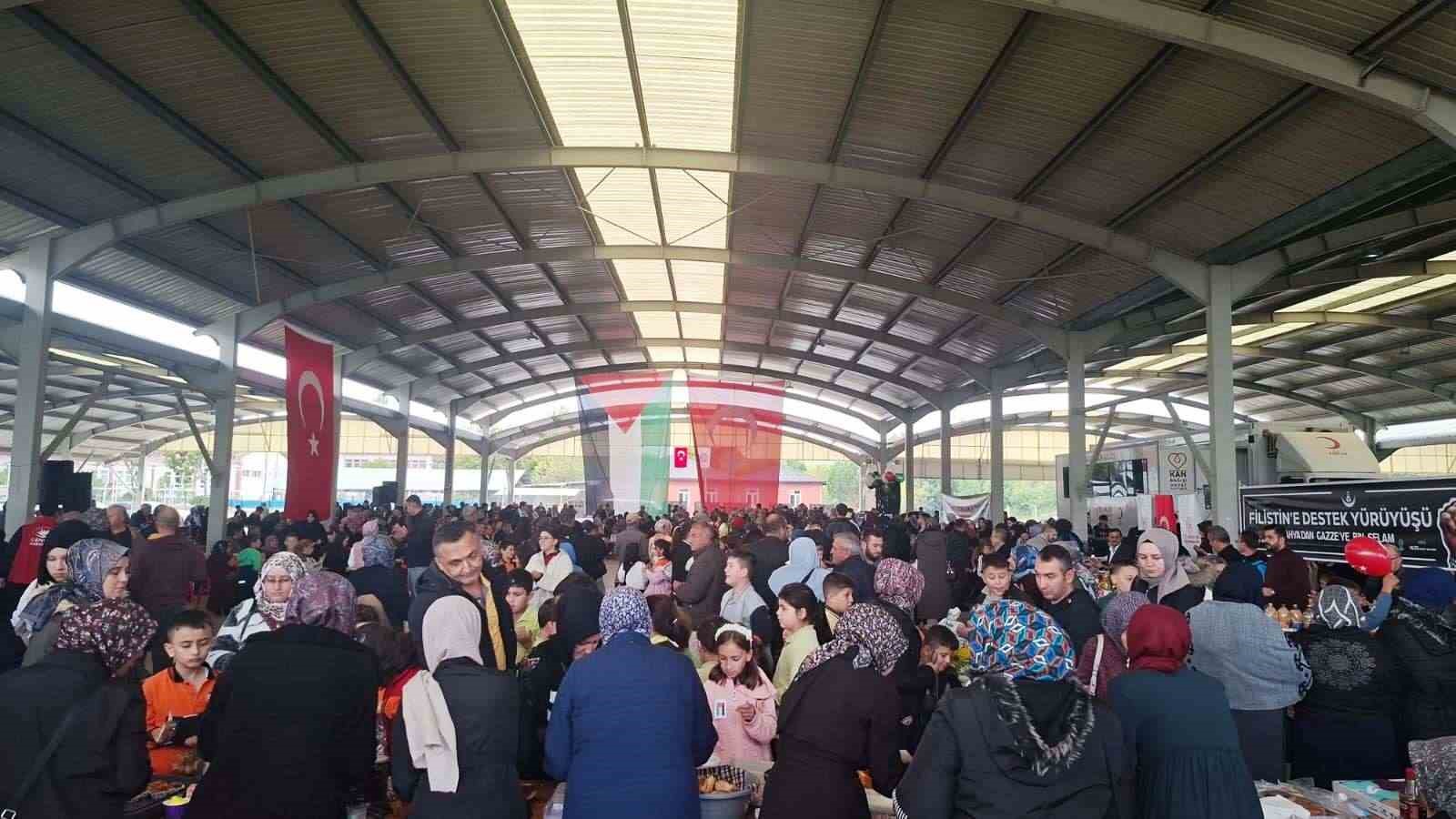 Hisarcık’ta Filistin için kurulan hayır çarşısına yoğun ilgi