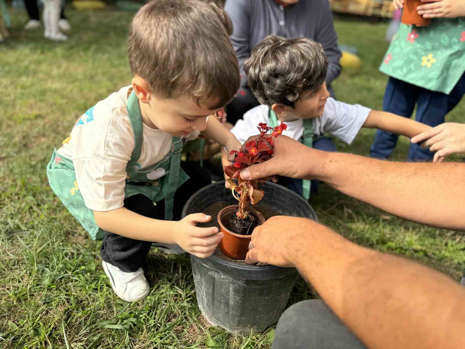 Minik bahçıvanlar çiçeklerle geleceği şekillendiriyor