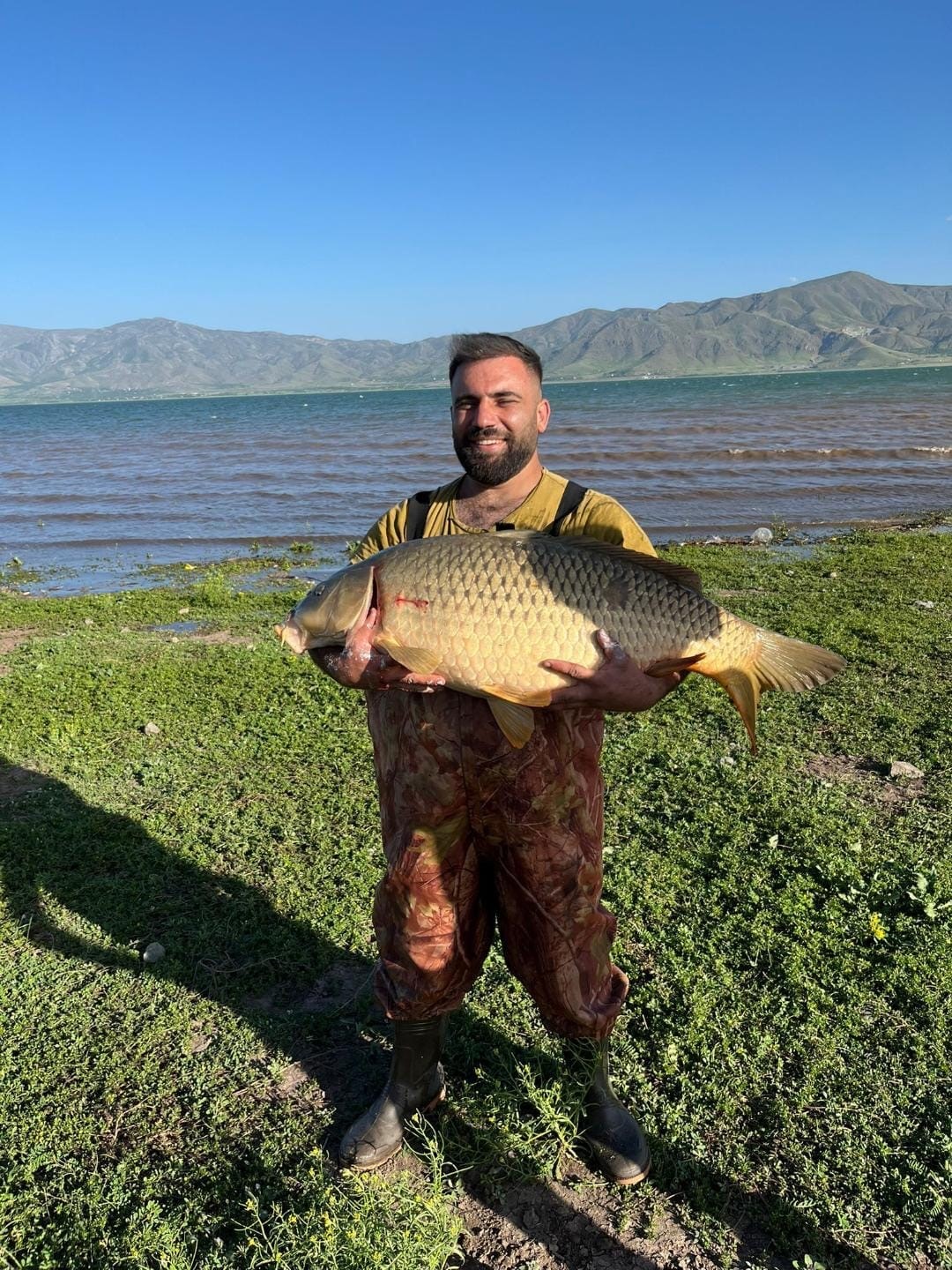 Elazığ’da amatör balıkçı 32 kiloluk dev sazan yakaladı