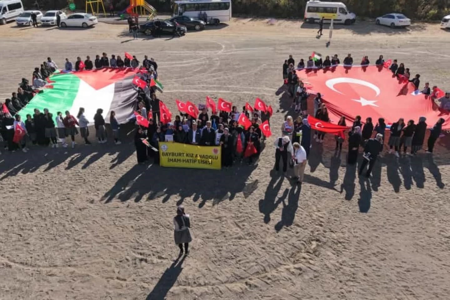 Bayburt’ta öğrenciler hazırladıkları gemileri Filistin’e destek amaçlı Çoruh Nehri’ne bıraktı