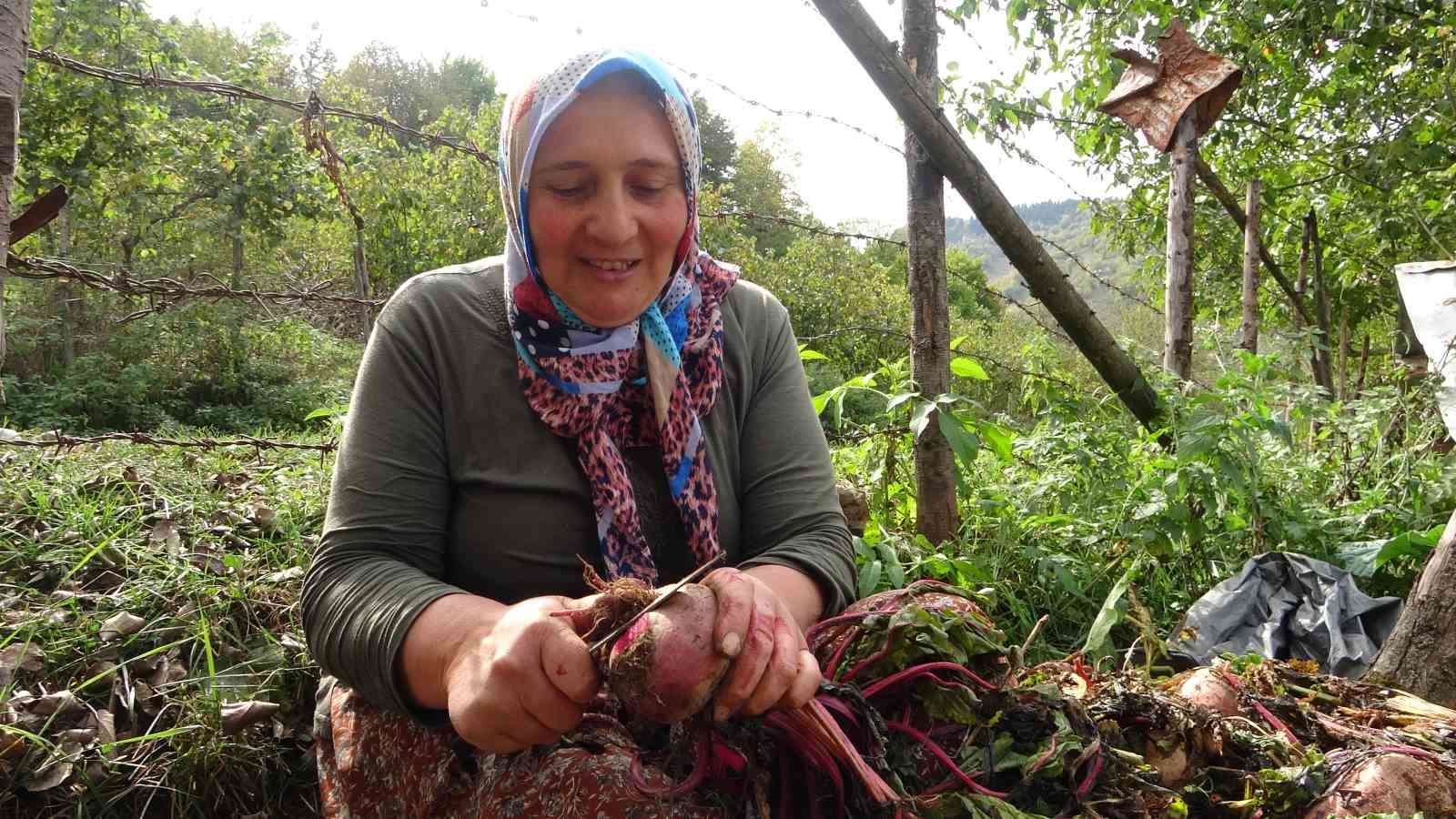 Giresun’da kadınlar geleneksel yöntemlerle kışlık yiyeceklerini hazırlıyor