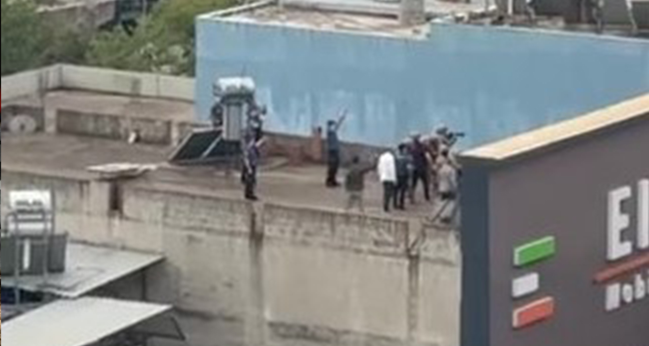 Ailesini rehin alıp bıçak çekti, özel harekat polisi bacağından vurdu