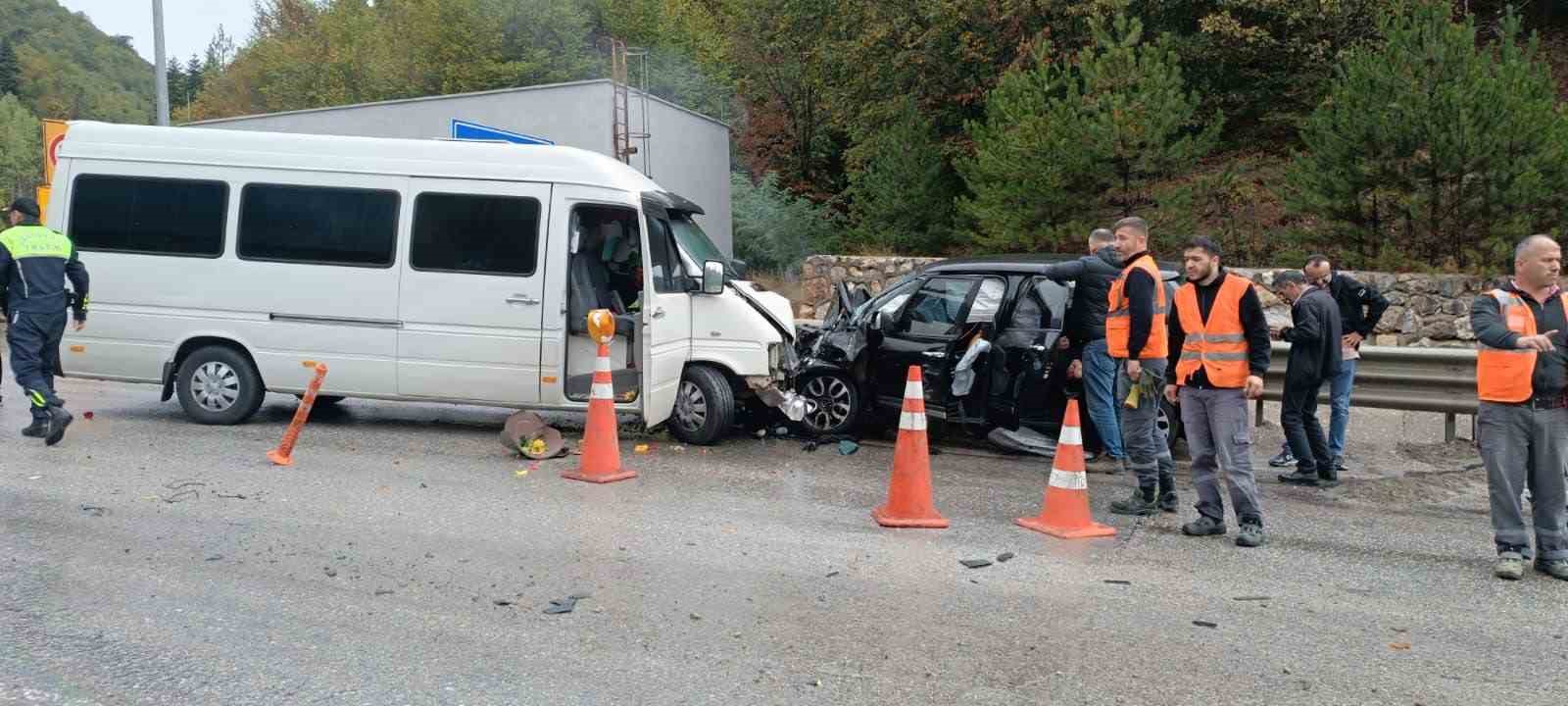 Karşı şeride geçen minibüsle otomobil kafa kafaya çarpıştı: 1 yaralı