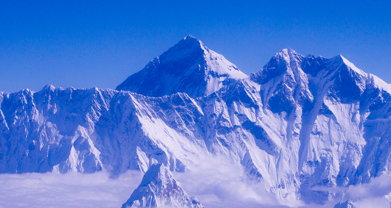 Everest’te kurtarılmayı bekleyen 200 dağcı tahliye edildi