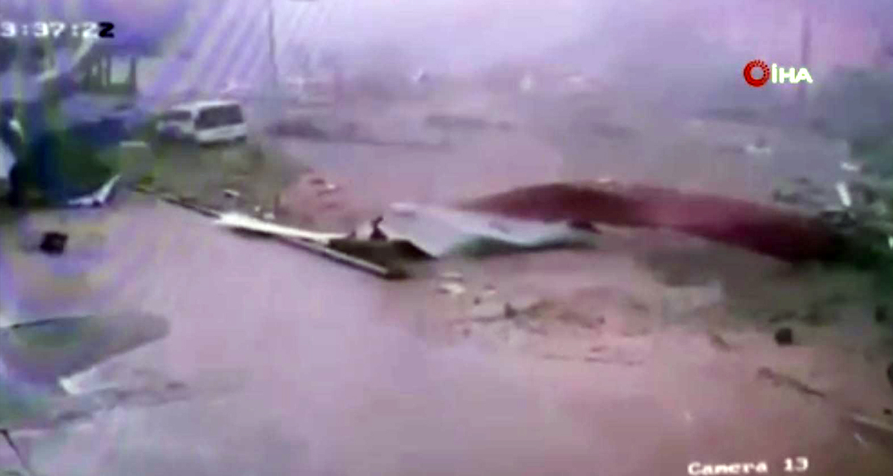 Hortum okulun çatısını uçurdu: O anlar kamerada
