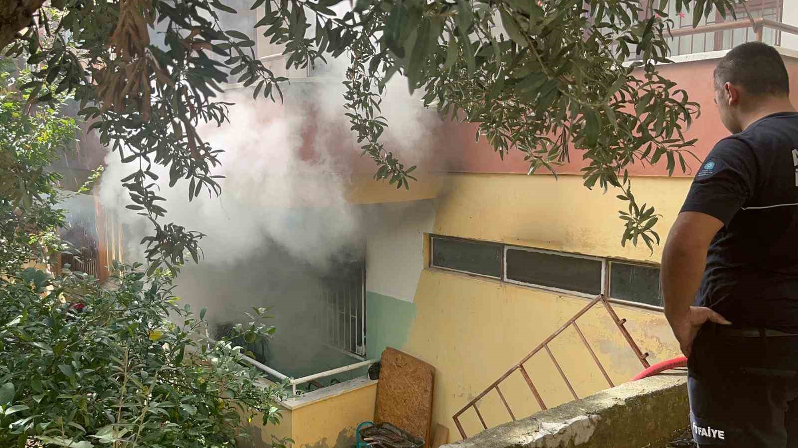 Alanya’da 4 katlı binadaki yangın korkuttu