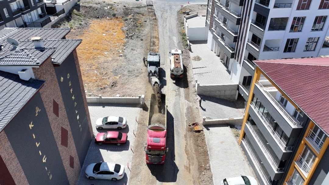 Gölbaşı Belediyesi ilçedeki asfalt serim çalışmalarını sürdürüyor