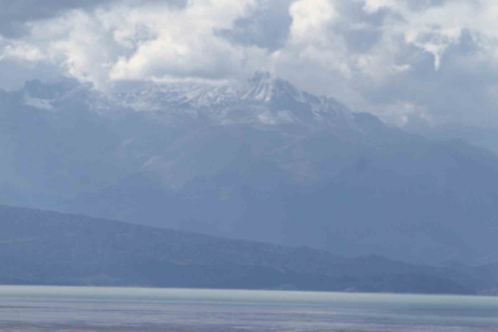 Anamas beyaz gelinliğini giydi