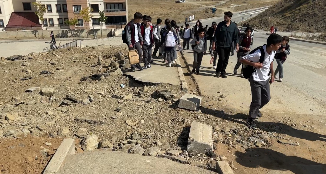 Yüksekova’da doğalgaz çalışmaları tamamlanmadı, kazılan yollar öylece kaldı