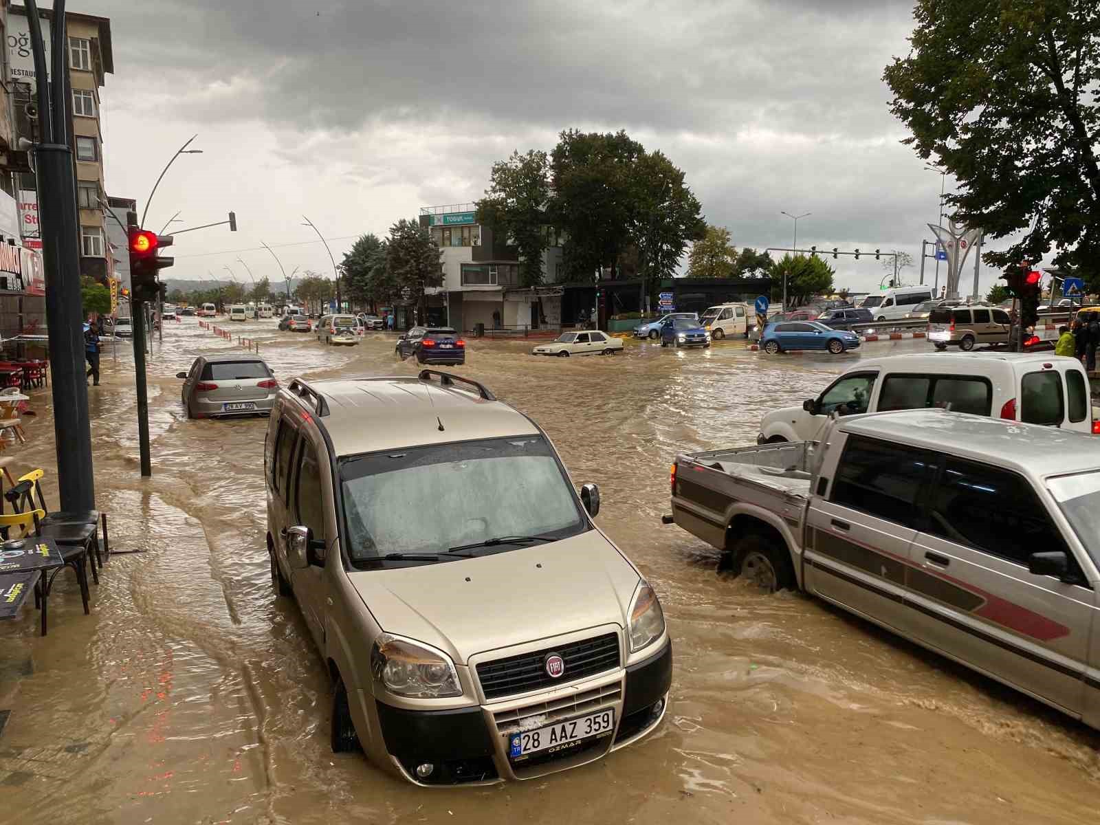 Giresun’da sağanak yağış hayatı felç etti