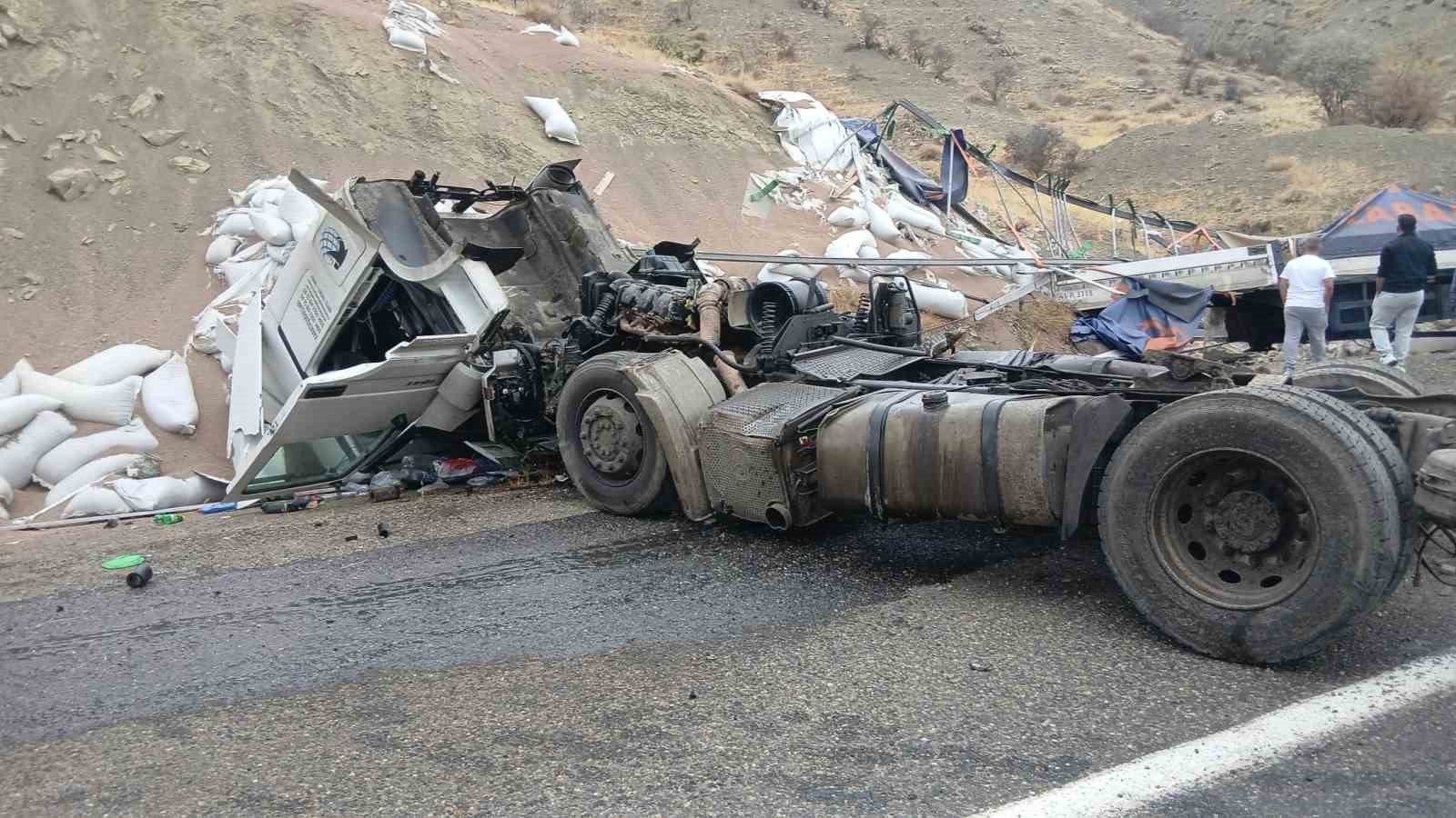 Bingöl’de tır devrildi: 1 yaralı