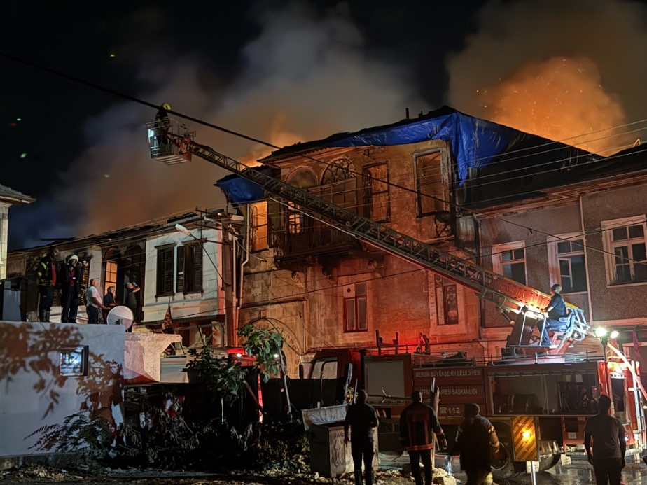 Tarsus’ta iş yerinde çıkan yangın 2 binaya sıçradı