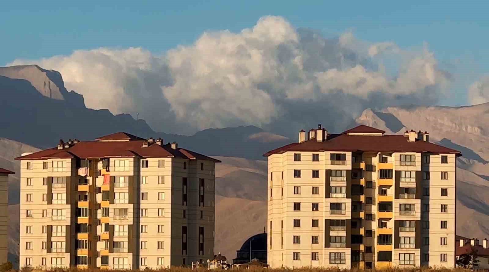 Cilo Dağı üzerindeki bulut kümesiyle mest etti