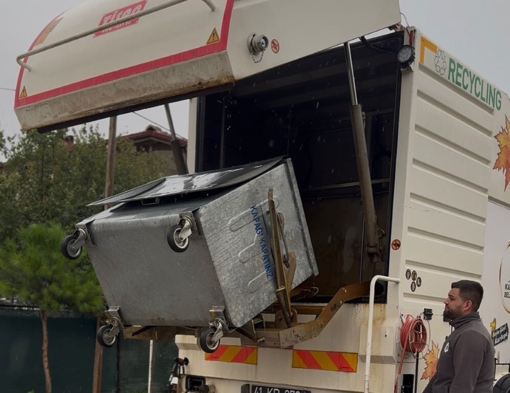 Kartepe’de çöp konteynerleri özel araçla dezenfekte ediliyor
