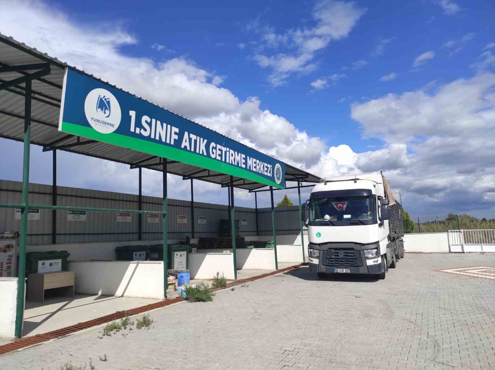 Yunusemre’de 3 bin 200 kilogram ilaç toprağı zehirlemeden imha edildi