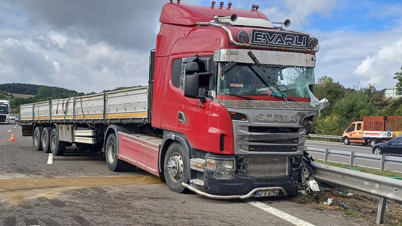 TEM’de bariyerlere çarpan tırın dorsesindeki demir profiller yola saçıldı: 1 yaralı