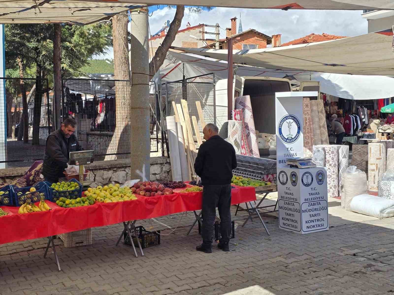 Tavas Belediyesi güvenilir alışverişi için pazaryerlerinde tartıları kontrol etti