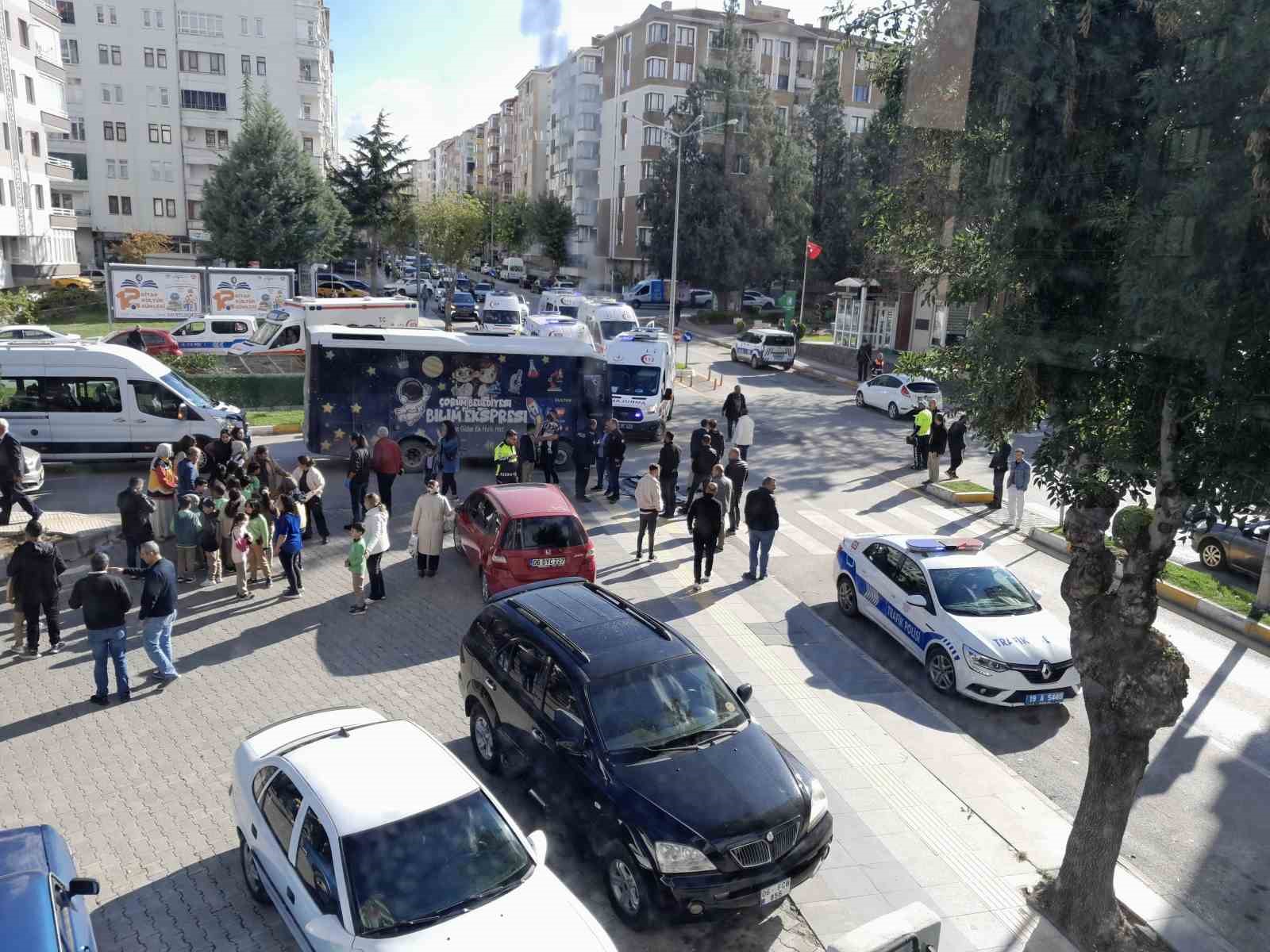 Çorum’da halk otobüsü kamyona çarptı: 22 öğrenci yaralandı