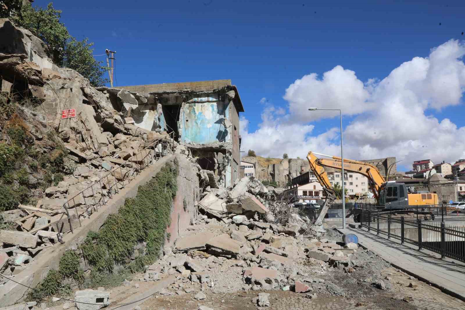 Bitlis’te metruk binalar yıkılıyor