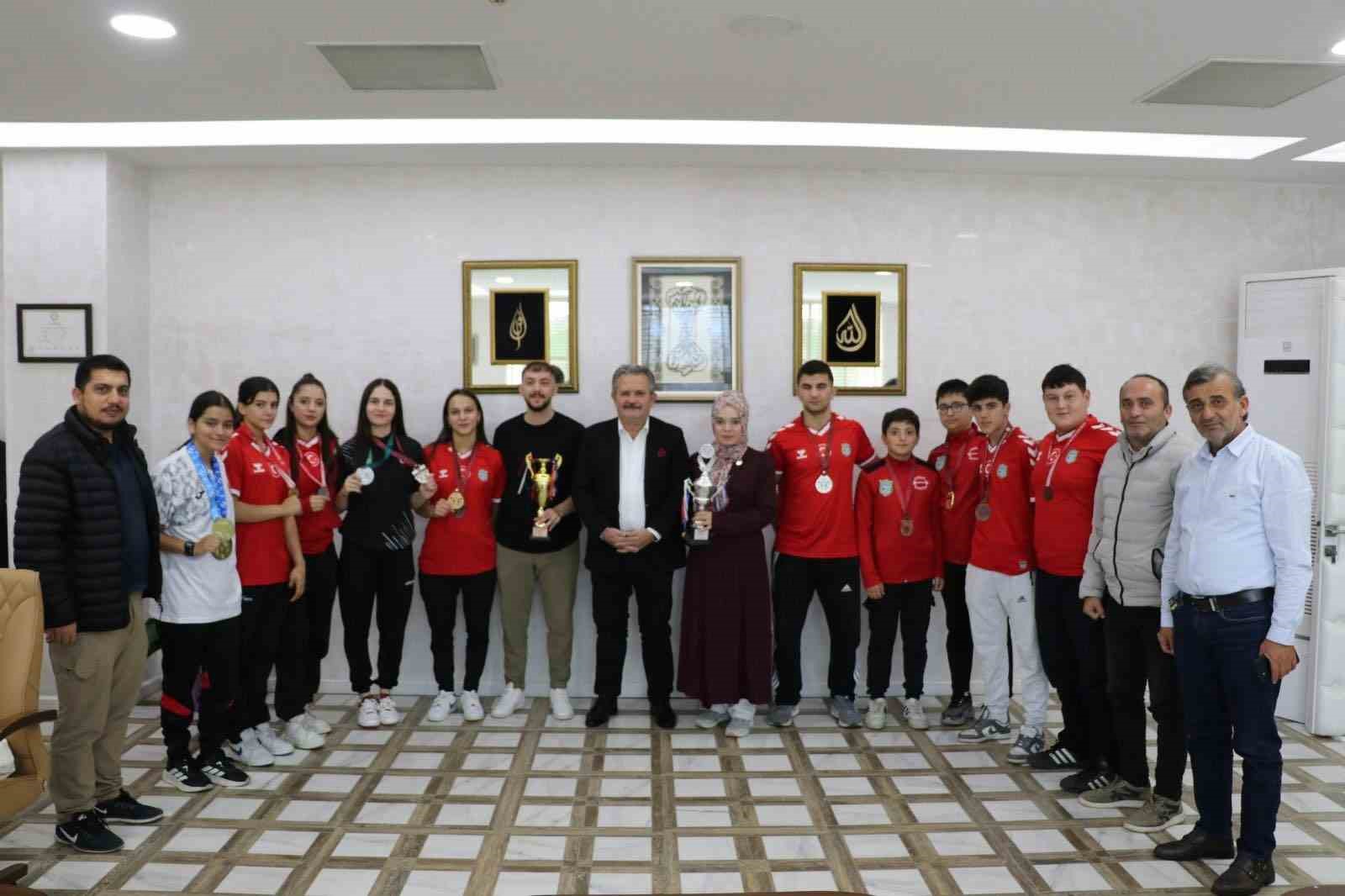 Başkan Koloğlu, Dünya ve Avrupa Şampiyonu haltercileri ağırladı