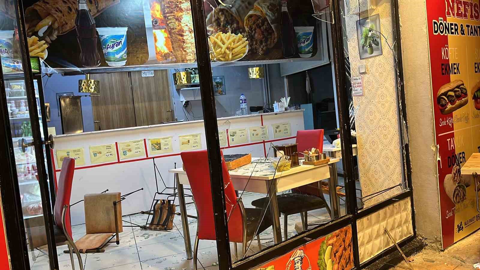 Bolu’da dönerciye sopalı ve yumruklu saldırı anları görüntülendi