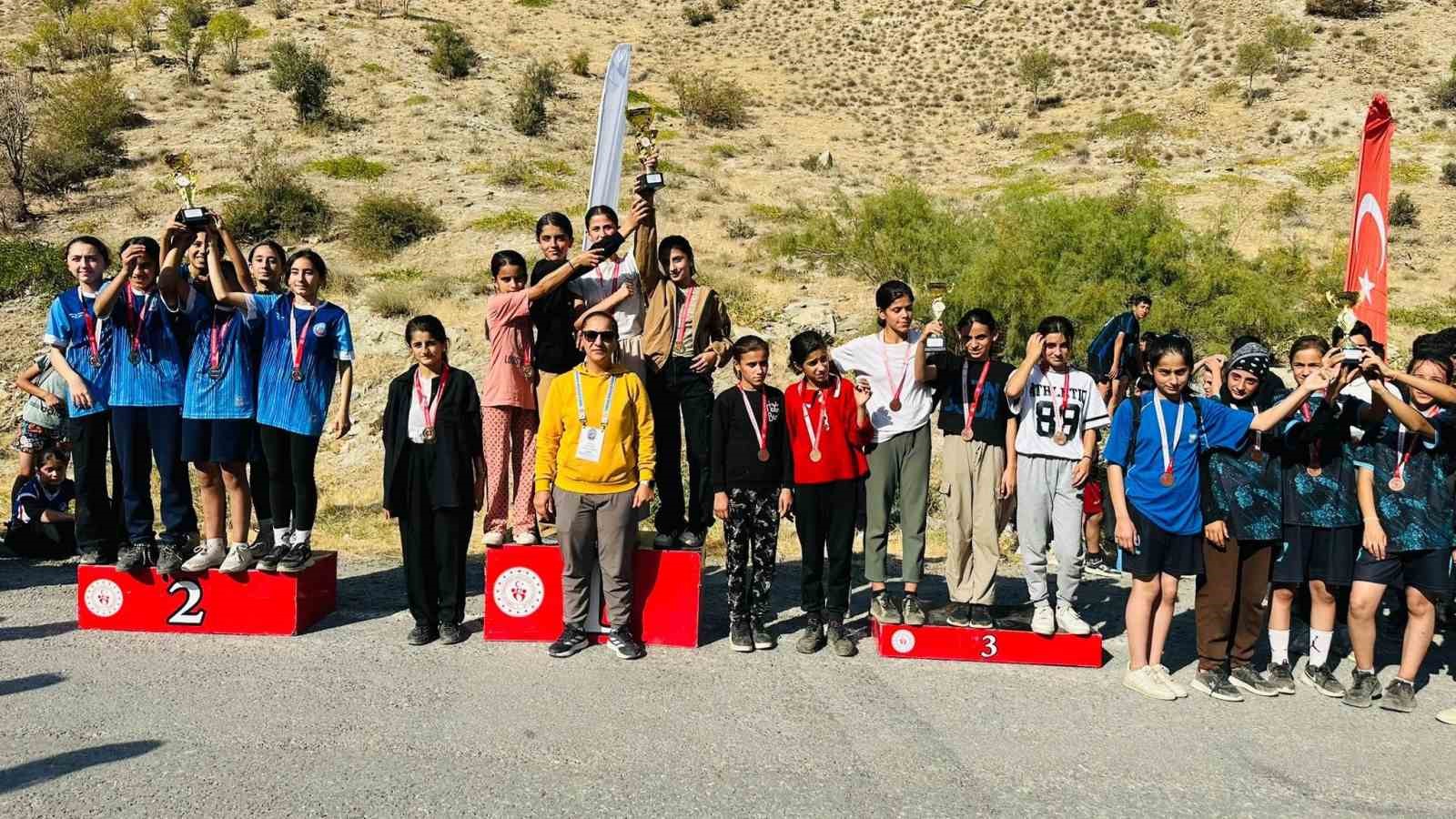 Hakkari’de Okul Sporları Kros Yarışları yapıldı