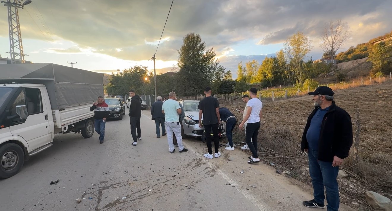 Erbaa’da minibüs ile otomobil çarpıştı: 5 yaralı