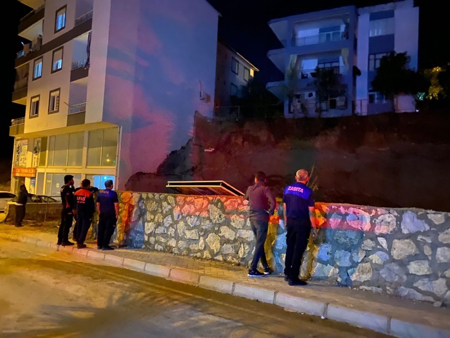 Antalya’da toprak kayması: Bir ev tahliye edildi