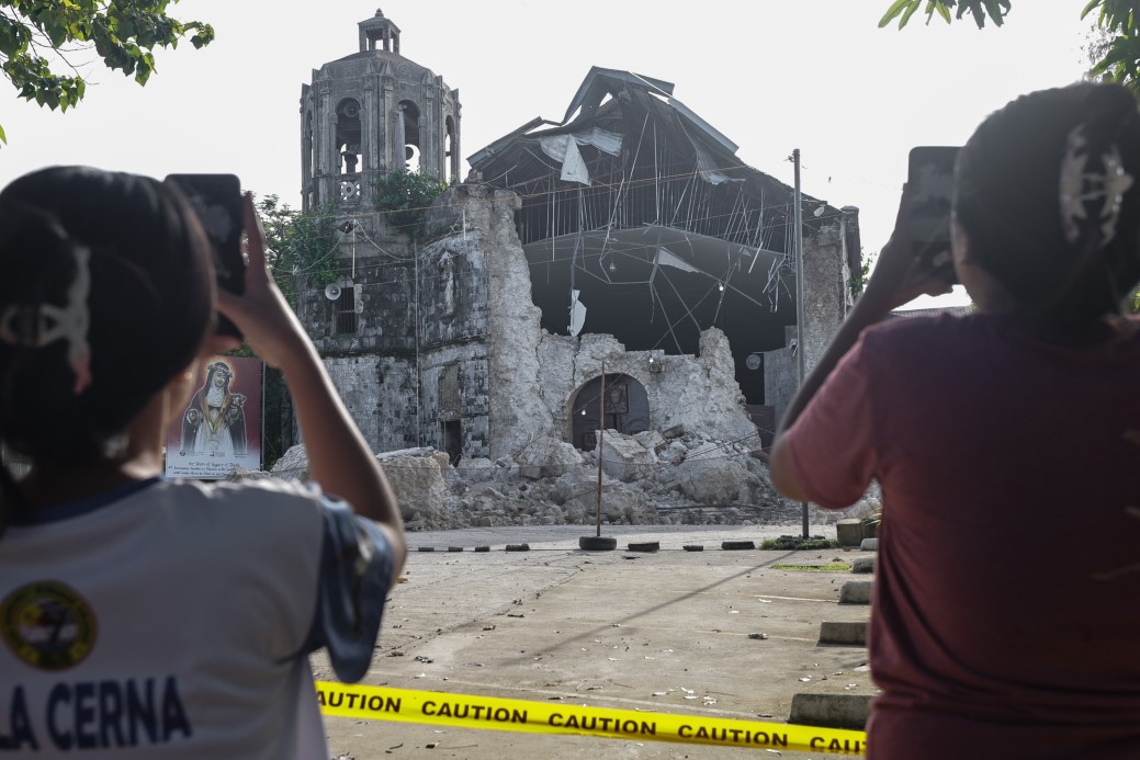 Filipinler’de 7.4 büyüklüğündeki depremde 7 kişi hayatını kaybetti