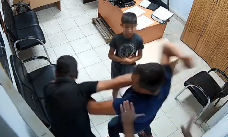 O anlar kamerada: Boşanma aşamasında kocaya, polis merkezinde kayınço dayağı