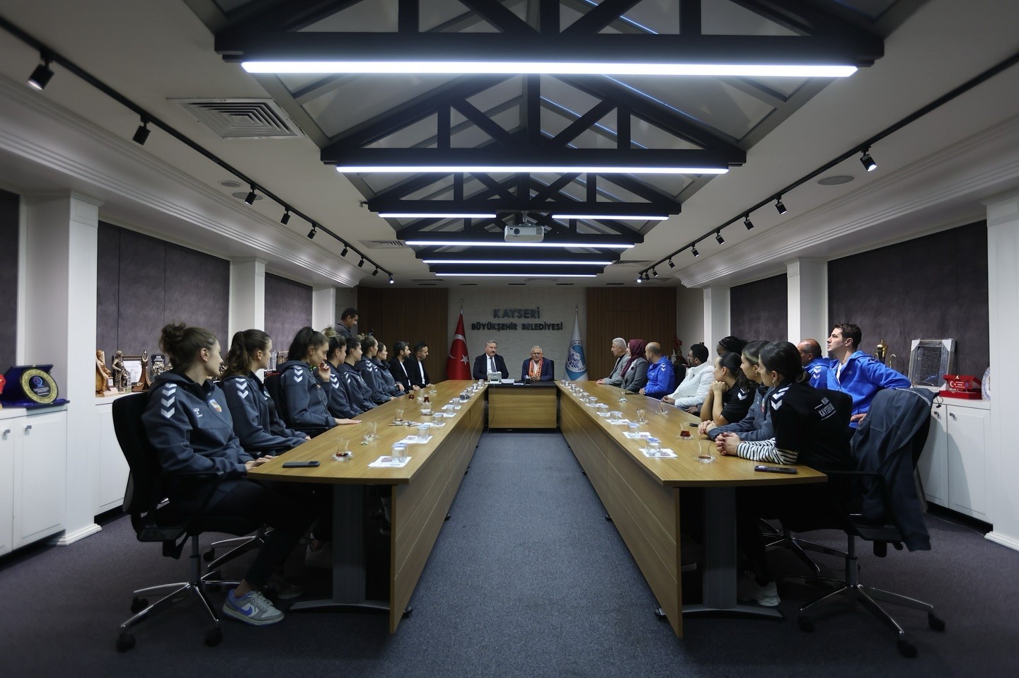 Başkan Büyükkılıç; Melikgazi Kayseri Kadın Basketbol Takımı’nı ağırladı