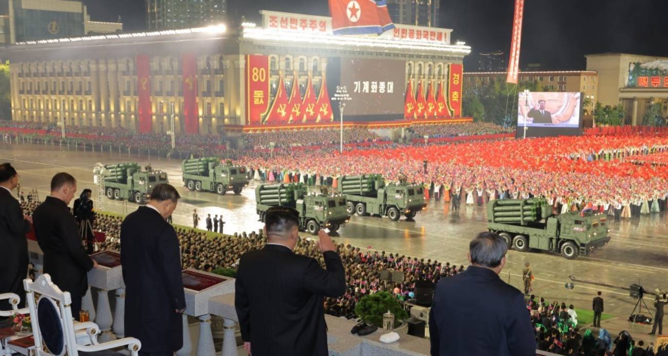 Kuzey Kore, 80. yıl dönümü geçit töreninde yeni kıtalararası füzesini sergiledi