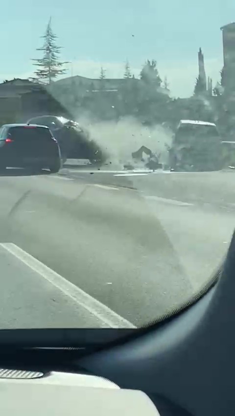 TEM Otoyolu’nda maganda dehşeti: Bebekli otomobili sıkıştırdı, 5 araç birbirine girdi