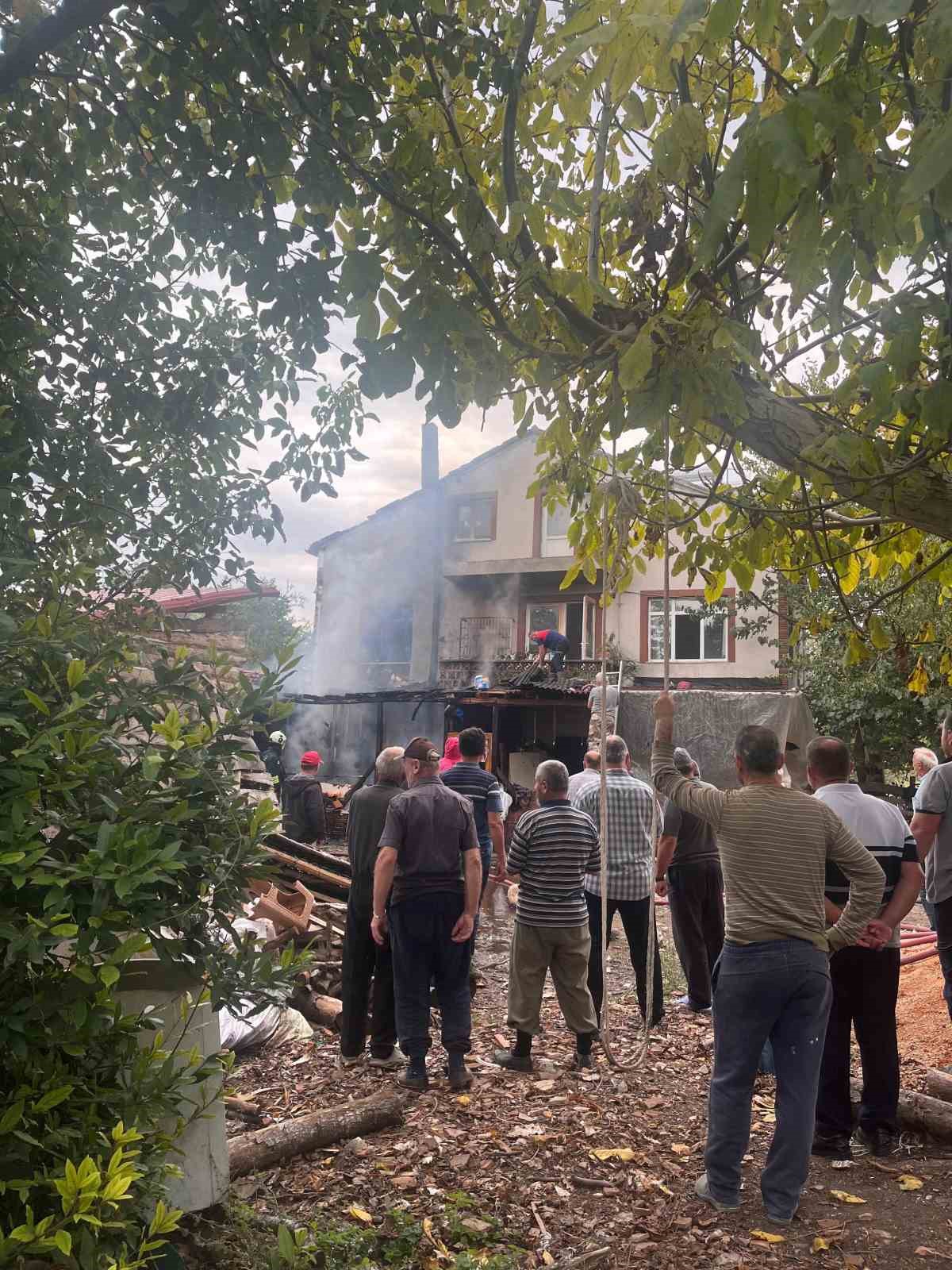 Sinop’ta ev yangını: Tüpün patlama anı kamerada