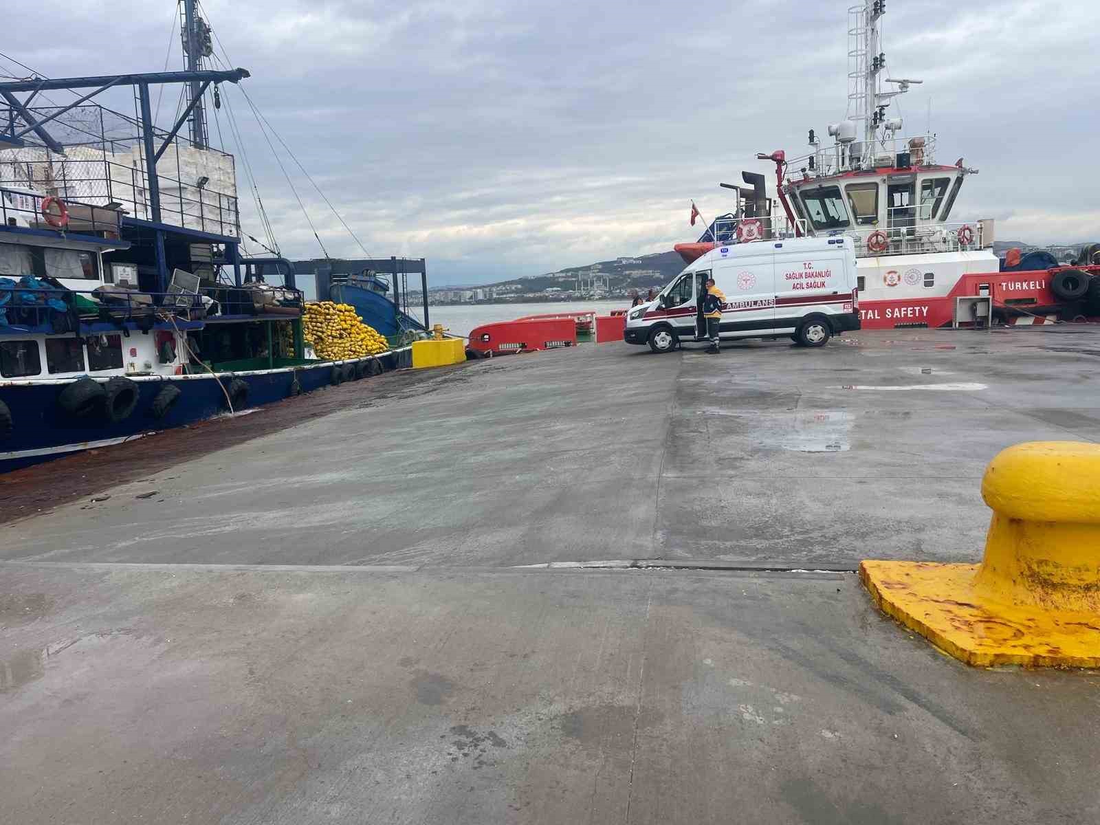Çanakkale Boğazı’nda balıkçılar, denizde çırpınan bir kişiyi kurtardı