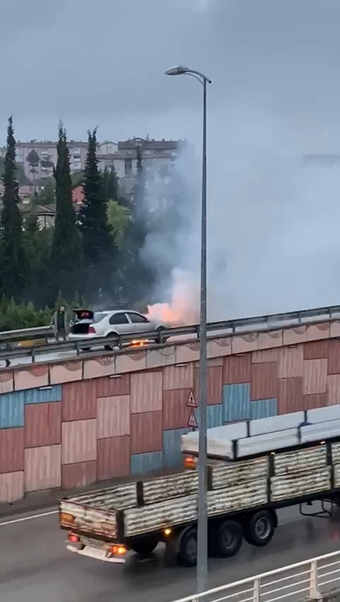 Seyir halindeki otomobilin motor kısmı alev aldı